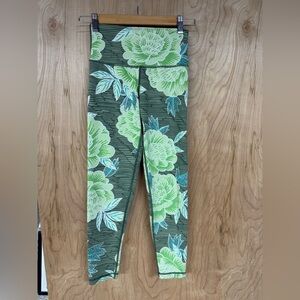 Aerie Chill Play Move Legging Women’s Size Small Green Flower Pattern Theme
